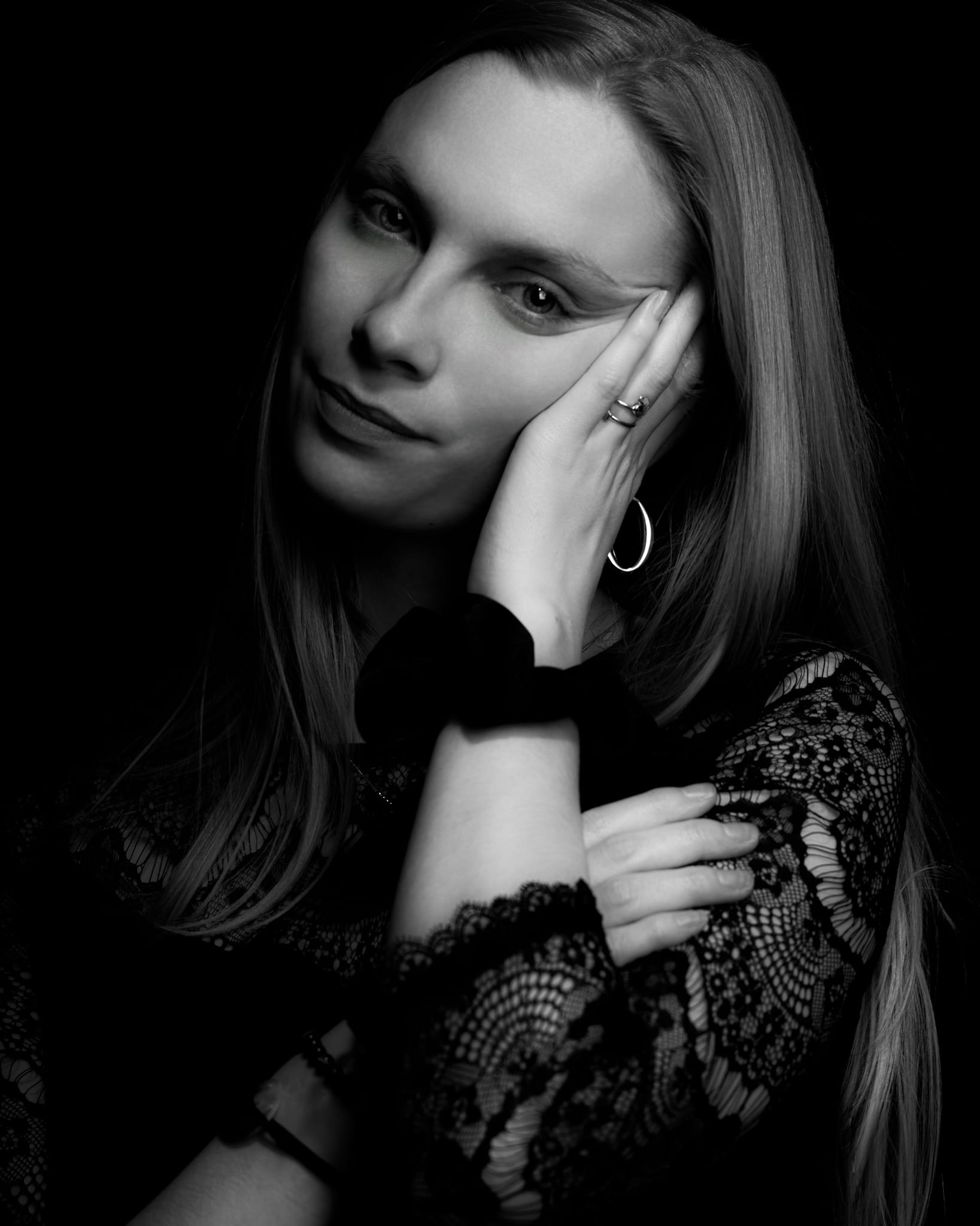 Portrait féminin élégant en noir et blanc sur fond noir - Bluhm Manoah Photographe Luxembourg